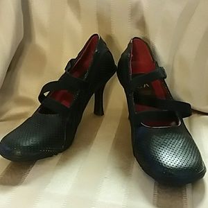 Black heels size 6 never worn